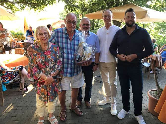 Partnerschaftsabend im Restaurant Burg Lahneck: (v li) die stv. Vorsitzende Rita Nolte, der Vorsitzende des Committees in Kettering Greg Titcomb, Bürgermeister Johannes Lauer, der Vorsitzende des Partnerschaftskreises Lahnstein-Kettering Günter Groß und Oberbürgermeister Lennart Siefert.