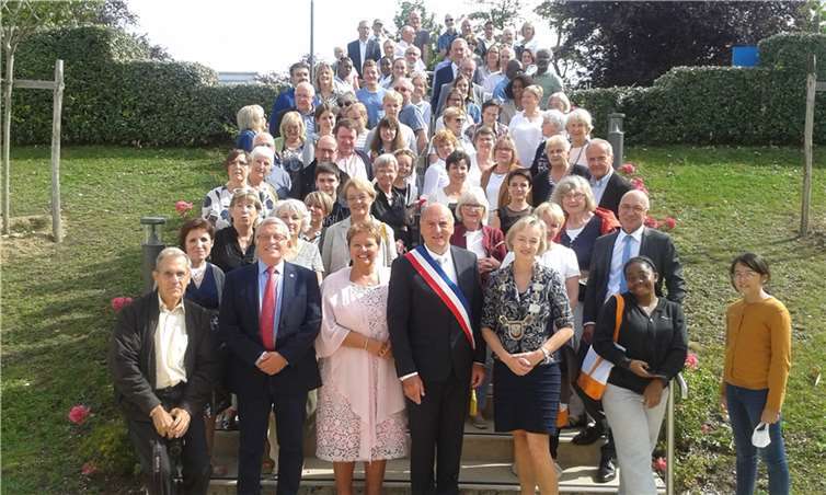 Partnerschaftsgruppe Meckenheim / Le Mée sur Seine:1.Reihe stehend/mittig v.l. Klaus-Peter Treche - 2. Vors. Bürgerverein, Mme Annie le Corre – Présidente Comité de Jumelage, Franck Vernin – Bürgermeister Le Mée, Frau Ariane Stech – 1. Stv. Bürgermeisterin).Fotos: privat