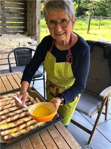 Partnerschaftsverein: Christiane Delhommois bei der Zubereitung der Vorspeise. Foto: Hedwig Tesch