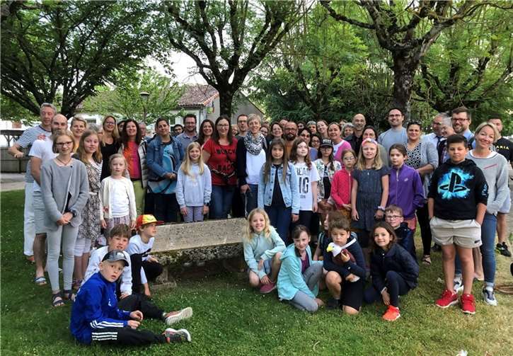 Partnerschaftsverein: Dreizehn Wachtberger Grundschulkinder, ihre Eltern und Lehrerinnen beim Treffen in der französischen Partnergemeinde La Villedieu du Clain.  Foto: Martina Linten