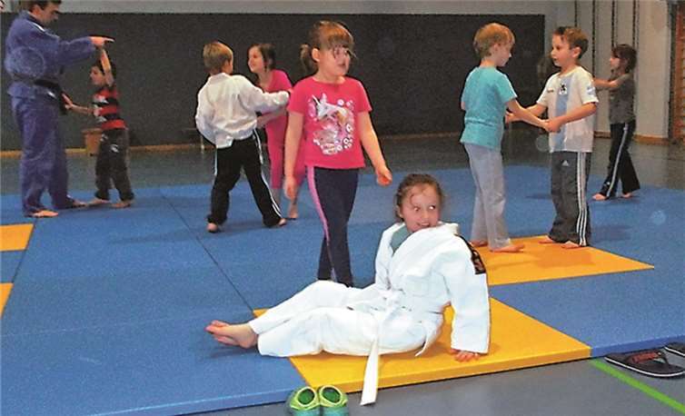 Partnerübungen und kleine Spiele gehören zum Judo-Kurs wie Würfe, Haltegriffe und richtiges Fallen.privat