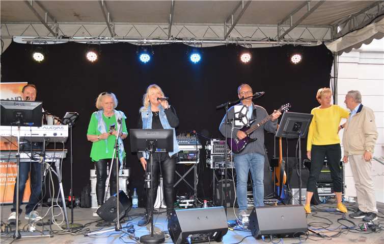 „Partyband California“ mit dem Vorstand des Vereins „Lebendiger Marktplatz Remagen“.Fotos: AB