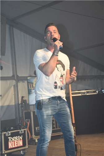 Partysänger Torben Klein sorgte für eine aufgeheizte Stimmung im Festzelt.
