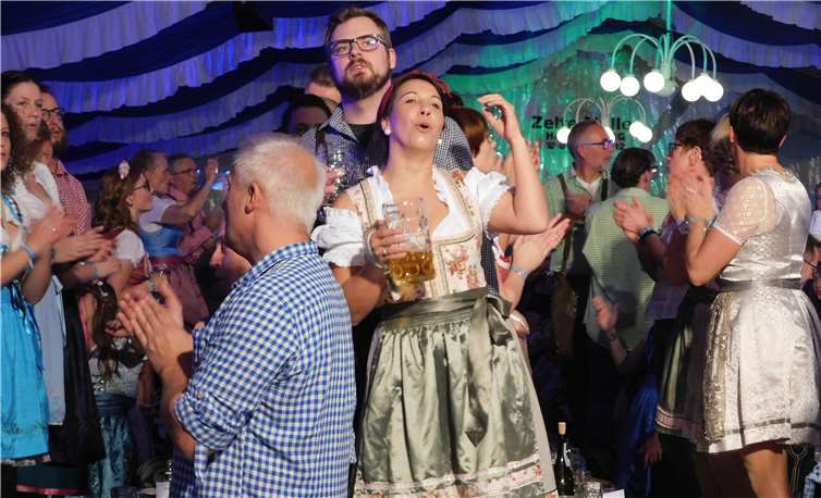 Partystimmung auf den Bänken.