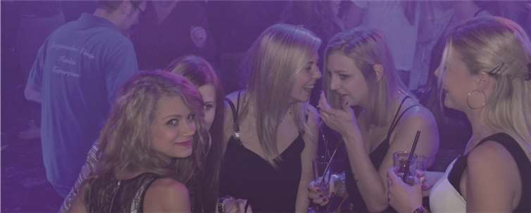 Partystimmung mit Tanz und Flirt.Weigert