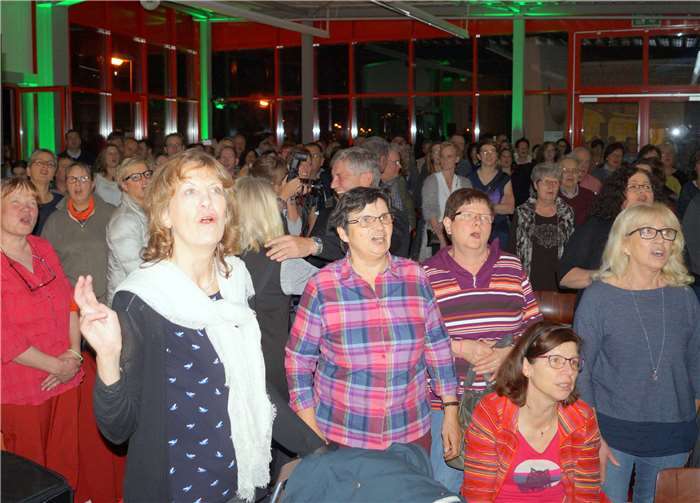 Partystimmung pur herrschte im ausverkauften röhrig-forum beim 2. „Rudelsingen“ in Treis-Karden. MT