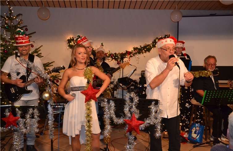 Partystimmung zur Weihnachtszeit für kranke Kinder – die Gruppe Sockeschöss in Essig. Weigert