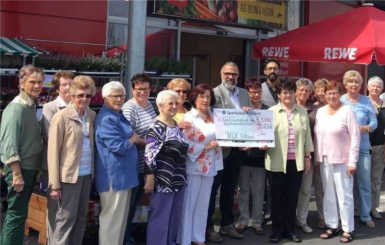 Parviz Azhari bei der Spendenübergabe an die Leiterin des Besuchdienstes Frau Giesela Schneider und ihre Damen.privat