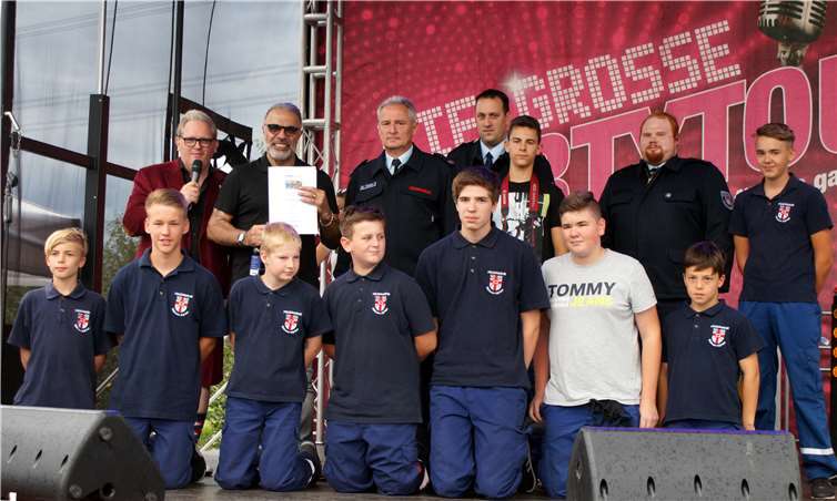 Parviz Azhari (hintere Reihe, 2.v.l.) erhielt das Ehrenzeichen in der Stufe Silber der Jugendfeuerwehr Rheinland-Pfalz.