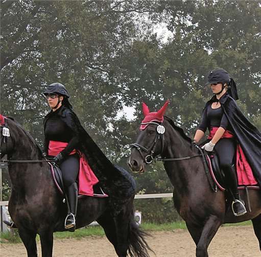 Pas de Deux in Zorromanier: Nadine Krahn und Regina Selzer.privat