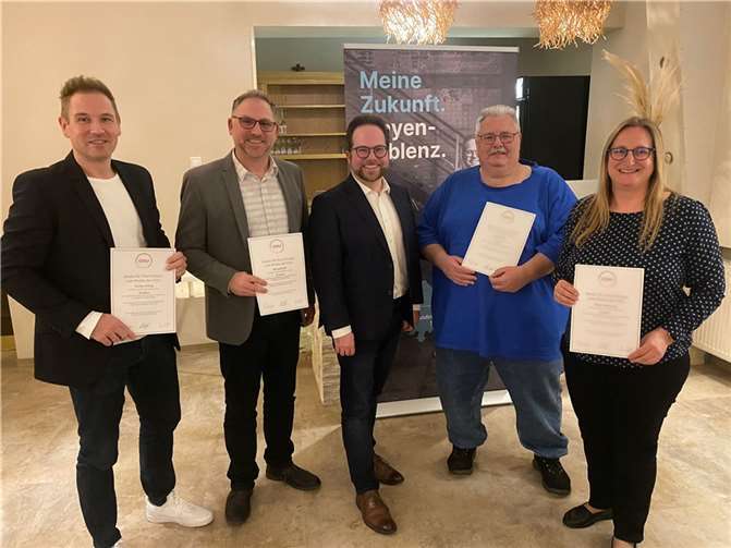 Pascal Badziong (Mitte) ehrt Carsten König, Michael Reif, Ingo Ehlich und Karin Schomisch für 25 Jahre CDU-Mitgliedschaft.