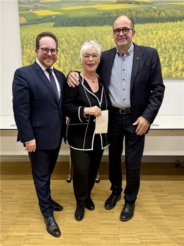 Pascal Badziong (Vorsitzender CDU Gemeindeverband Vallendar) und Peter Moskopp (Landtagsabgeordneter) gratulierten Ulrike Kray zur verdienten Auszeichnung durch den Landkreis Mayen-Koblenz. Foto: CDU GV Vallendar/Rolf Rockenbach
