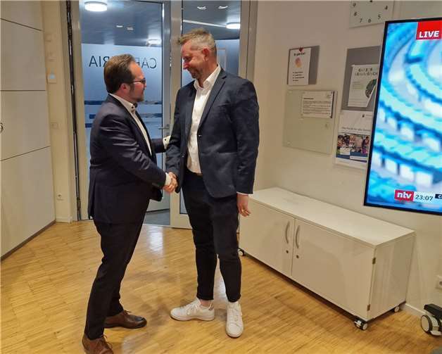 Pascal Badziong (l.) gratuliert dem vorläufigen Wahlsieger, Marco Boos.