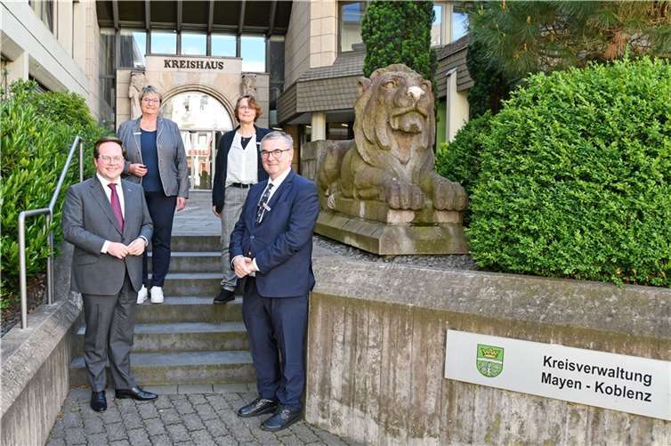 Pascal Badziong (links) ist seit 1. Juni neuer Erster Kreisbeigeordneter des Landkreises Mayen-Koblenz und hat seine Arbeit im Kreishaus aufgenommen. Ihn begrüßten Landrat Dr. Alexander Saftig, Büroleiterin Petra Kretzschmann (2. v. l.) und die Personalratsvorsitzende Heike Breitbach. Foto: Kreisverwaltung Mayen-Koblenz