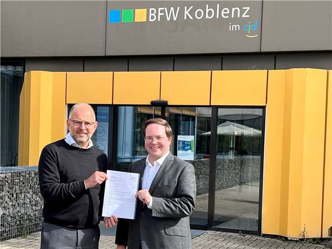 Zuwendung für CJD Berufsförderungswerk Pascal Badziong überbrachte einen Zuwendungsbescheid in Höhe von 5.000 Euro. Foto: Kreisverwaltung Mayen-Koblenz