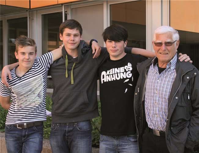 Pascal Fahrländer, Alexander Fischer, Janosch Weiß und Sportlehrer Peter Reif (v.l.n.r.) konnten sich über gute Ergebnisse bei den Bezirksmeisterschaften freuen. privat