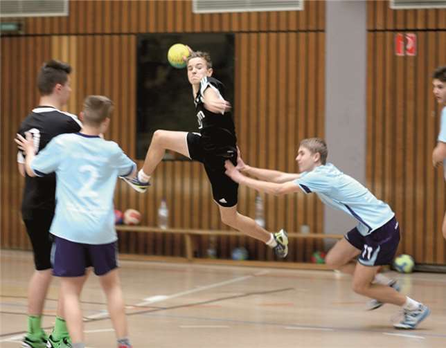 Pascal Fahrländer versuchts akrobatisch.