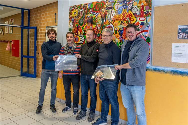 Pascal Friedrich und Ralf Schmidt übergeben den Spendenerlös an Vertreter der Fördervereine.  Fotos: Friedrich & Schmidt Aerografie