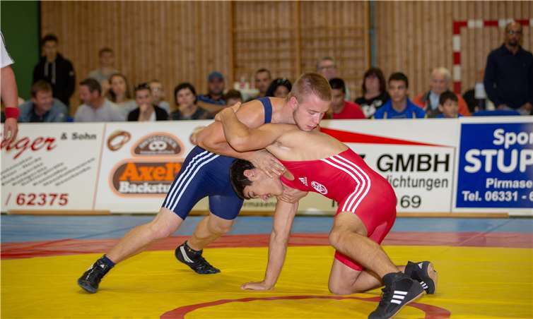 Pascal Martini (blaues Trikot) konnte seinen Pirmasenser Gegner Afanasii Zorba kurz vor dem Pausengong auf den Schultern fixieren.Fotos: privat