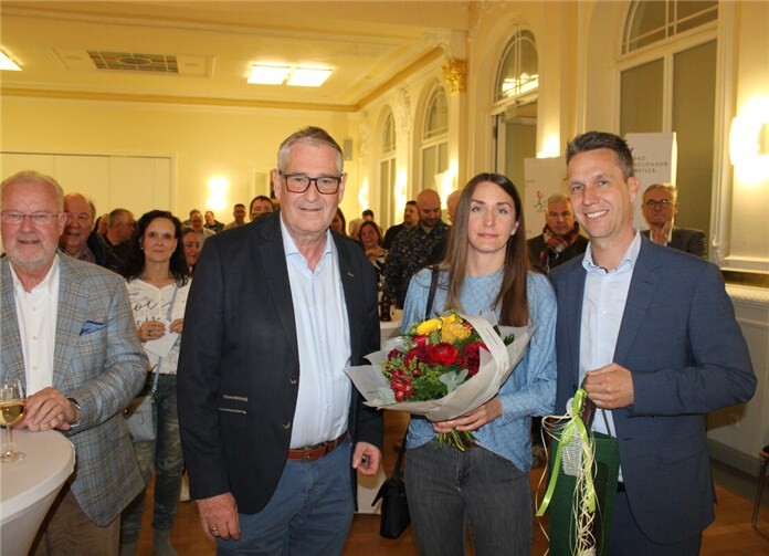Pascal Rowald (rechts) holte im ersten Wahlgang die erforderliche absolute Mehrheit und wird neuer Bürgermeister von Bad Neuenahr-Ahrweiler. Erste Gratulanten waren Ehefrau Jenny Rowald und der erste Beigeordnete Peter Diewald.