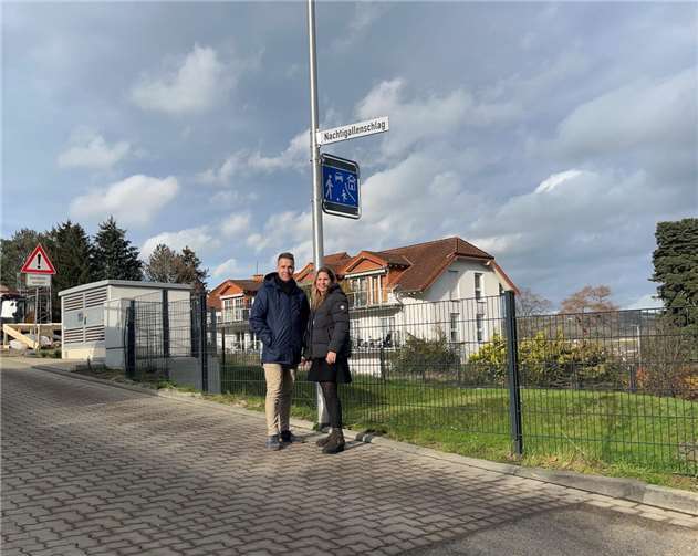 Pascal Rowald und Natalie Baum vor dem neuen Schild im Nachtigallenschlag.  Foto: privat