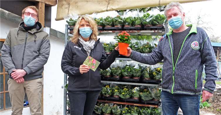 Pascal Stoltze (links) und Susanne Thiele vom Amt für Stadtmarketing holen die Blumen bei Ulrich Böhm, dem Inhaber von Floristik Höger, ab.Foto: Stadt Neuwied