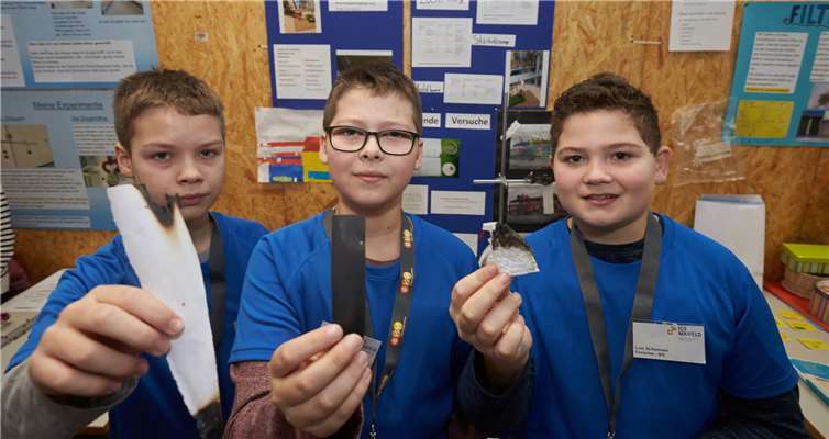 Pascal und Maurice Winkel sowie Luis Schommer von der IGS Maifeld in Polch haben sich damit beschäftigt, wie schwer entflammbares Papier für den Kunstunterricht hergestellt werden kann. Foto: evm/Thomas Frey