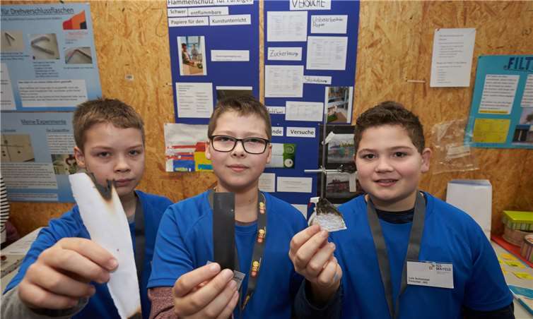 Pascal und Maurice Winkel sowie Luis Schommer von der IGS Maifeld in Polch haben sich damit beschäftigt, wie schwer entflammbares Papier für den Kunstunterricht hergestellt werden kann.