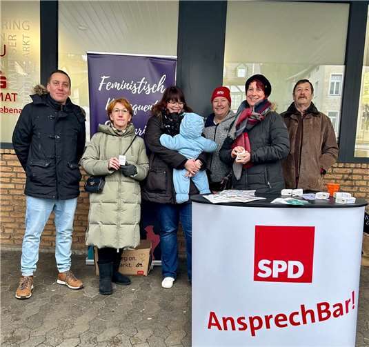 Passanten und Passantinnen wurden herzlich dazu eingeladen, am Stand vorbeizuschauen, Informationen zu erhalten und ein symbolisches Taschentuch als Zeichen der Solidarität mit den Opfern mitzunehmen. Foto: Susanne Müller