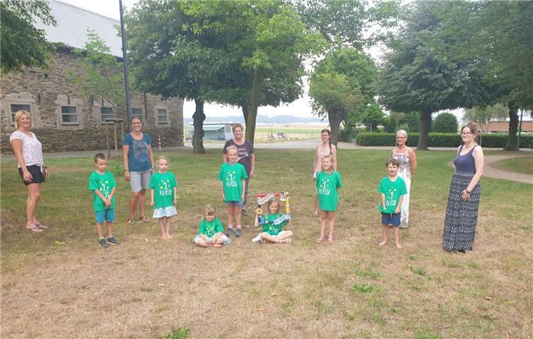 Passend in kleine Schultüten verpackte Geschenke bekam jedes Kind ein T-Shirt „1. Klasse“ und Namensaufkleber für seine Hefte und Bücher geschenkt.Foto: privat