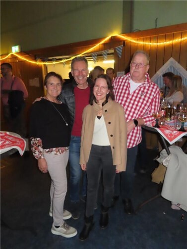 Weißwurst, Kölsch und Feierlaune beim Kölschen Oktoberfest der IWK  Passend zu „O‘zapft is“ und „Kölle Alaaf“ war dann auch die Musikauswahl.