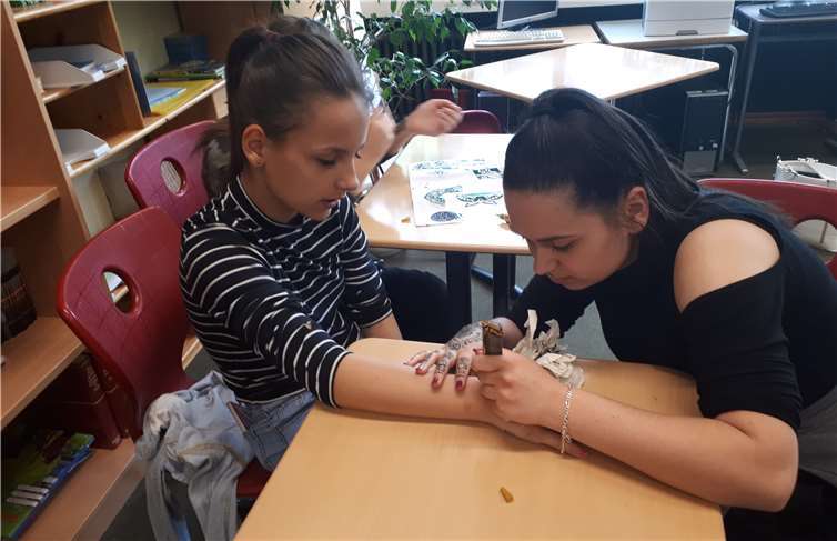 Passend zu dem Thema Indien werden Henna-Tattoos gemalt.privat