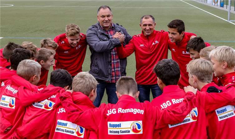 Passend zu den herbstlichen Temperaturen überreichte Inhaber Alexander Ruppel dem Jugendleiter des SV Remagen, Michael Kehl, neue wärmende Trainingsshirts für die D-Junioren.Tobias Jenatschek