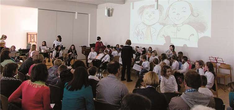 Passend zu jeder Szene wurden die wunderbaren Bilder des Wilhelm Busch Klassikers „Max und Moritz“ an der Wand gezeigt.Privat