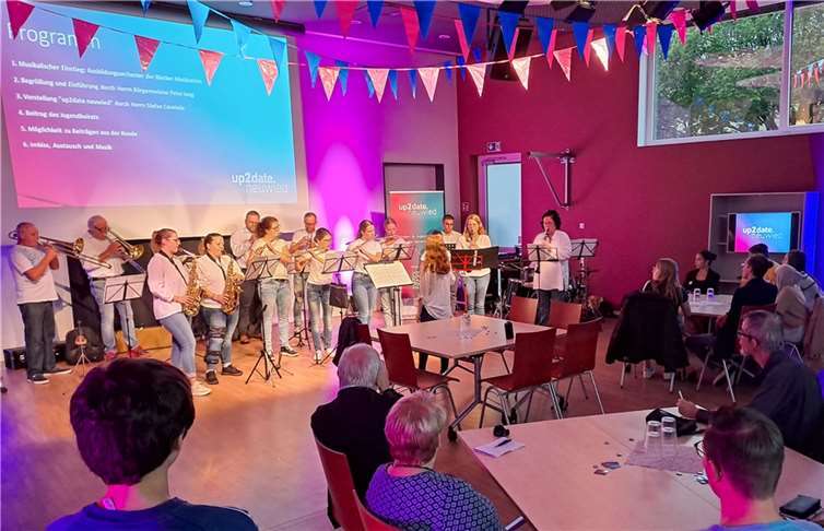 Passend zum Anliegen von „up2date neuwied“, Kindern und Jugendlichen die vielfältigen Angebote in ihrem Wohnort näher zu bringen, präsentierte sich zum Start der Plattform das Ausbildungsorchester der Blocker Musikanten. Fotos: privat