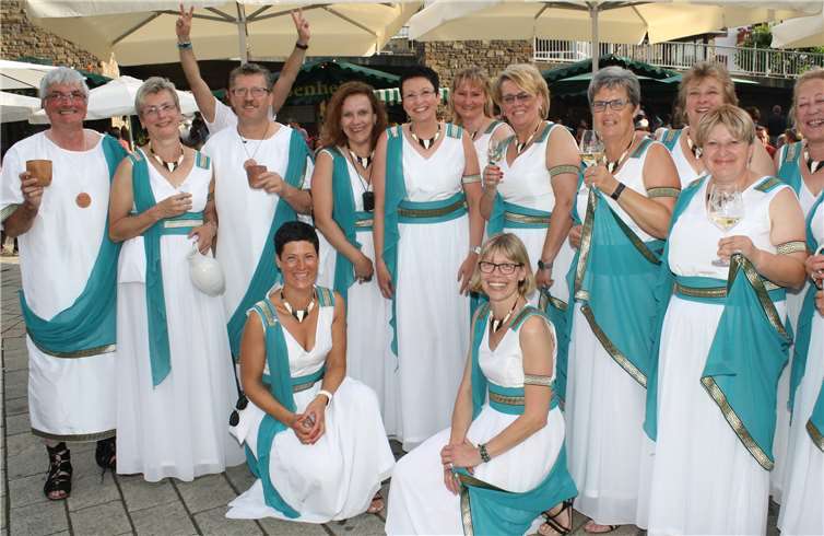 Passend zum Fest machte auch die illustre Truppe der Weinrömer/innen ihre Aufwartung.