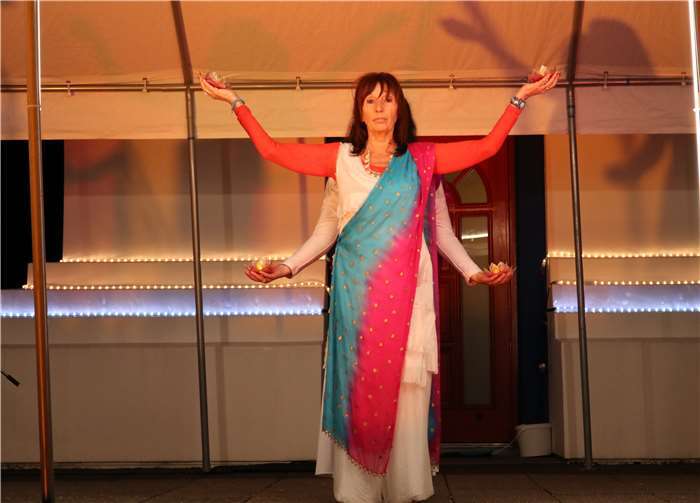 Passend zum Festtag: ein anmutiger Lichtertanz.