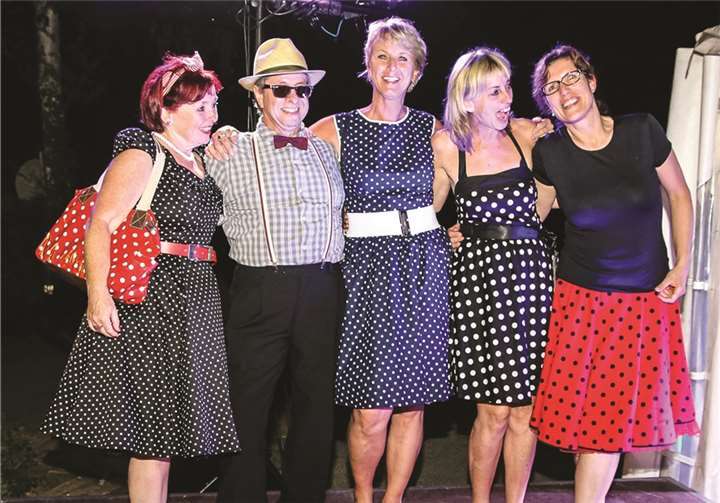 Passend zum Jubiläum waren diese Gäste in der Mode des vergangenen Jahrhunderts gekommen.  EP