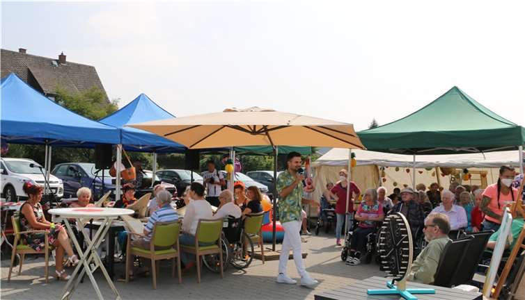 Passend zum Motto und dem strahlenden Sonnenschein waren die Mitarbeiter und viele Bewohner in farbenfroher Hawaiikluft gekleidet.  Foto: DGKK