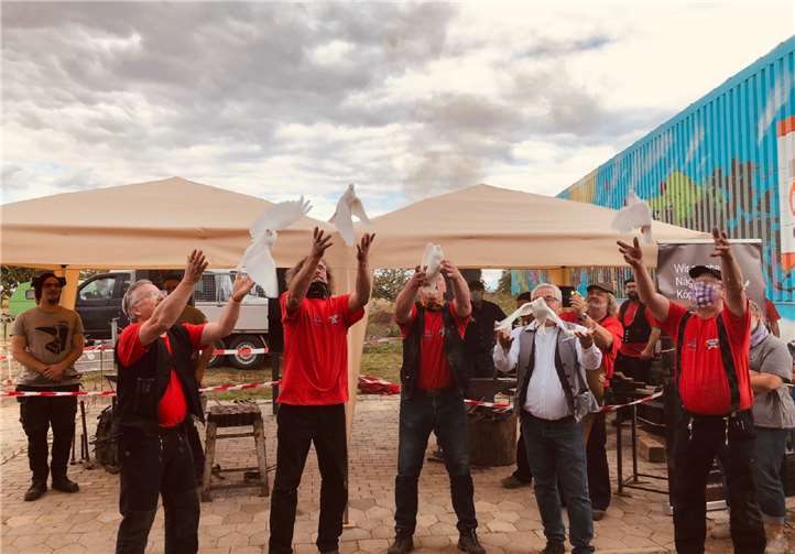 Passend zum Rahmen der Veranstaltung wurden fünf weiße Friedenstauben in die Freiheit entlassen.