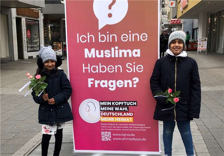 Passend zum Weltfrauentag verteilten kleine Mädchen Rosen an vorbeigehende Passantinnen mit kleinen Aufschriften.Foto: privat