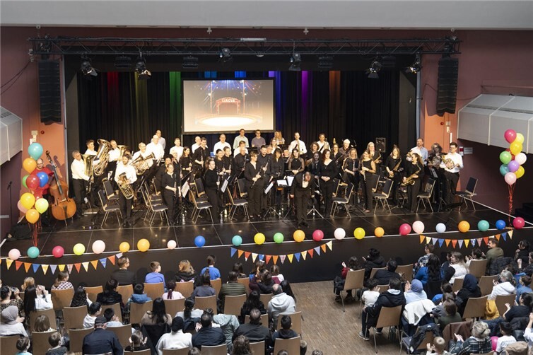 Passend zum kindgerechten Thema Zirkus war auch die Bühne im Heimathaus dekoriert.  Foto: Rainer Claaßen