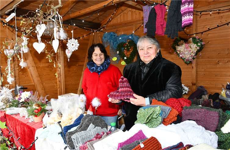 Passend zum nahenden Wintergab es auch wärmende handgearbeitete Strickwaren.