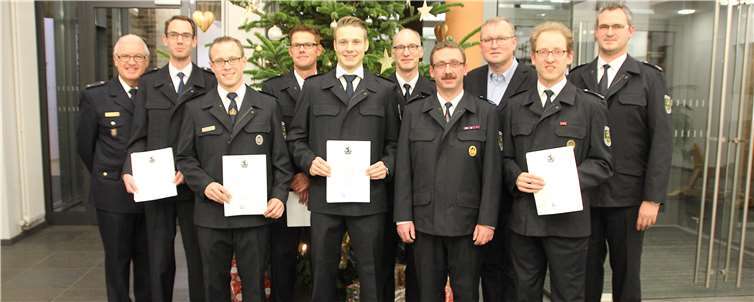 Passend zur Adventszeit nahmen die geehrten bzw. „beförderten“ Feuerwehrleute Aufstellung zum Gruppenfoto vor dem Weihnachtsbaum im Rathaus Ringen. Bünnagel