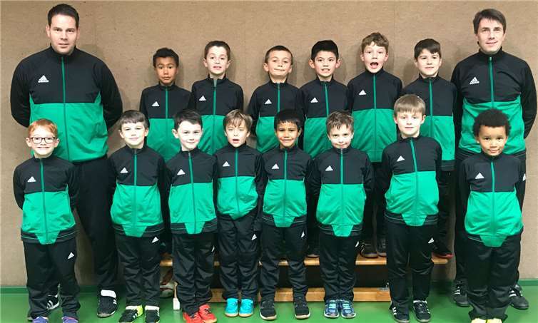 Passend zur Hallensaison wurden die neuen Trainingsanzüge ausgeliefert. Die Kinder tragen sie mit Stolz. Unterstützung gaben es auch von den „Jägern vom Oberberg“.privat