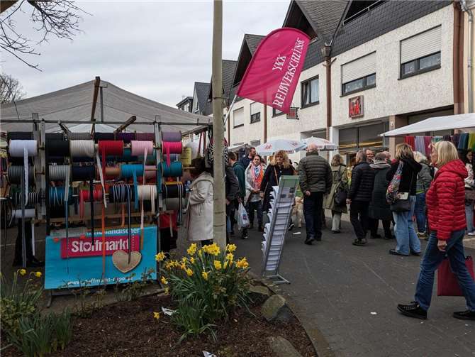 Passend zur Jahreszeit lockt der Holländische Stoffmarkt mit seinem großen Angebot.  Foto: privat