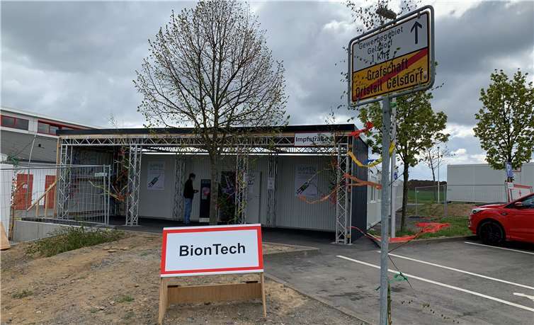 Passend zur Mainacht wurden die Container am Impfzentrum geschmückt. Foto: ROB