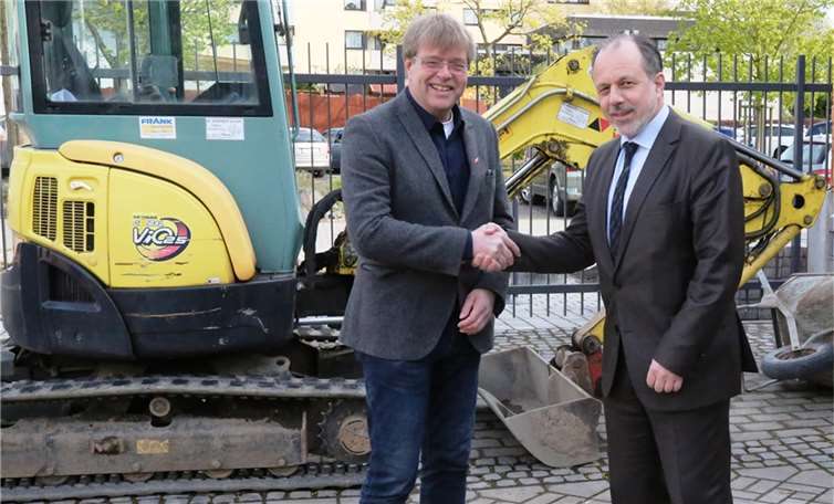 Passend zur Tätigkeit verabschiedete Heinz-Peter Witt mit einem Dank der Stadt Thomas Radermacher nach 17 Jahren aus dem Bauausschuss vor einem Bagger. StF