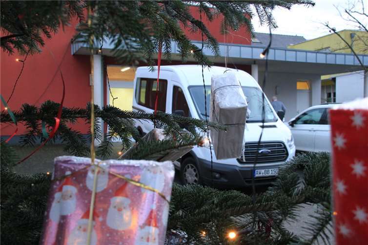 Passend zur Tagesordnung des Verbandsgemeinderates parkte der Seniorenbus der Verbandsgemeinde Bad Breisig am weihnachtlich geschmückten Dorfgemeindehaus von Gönnersdorf.  Foto: GS
