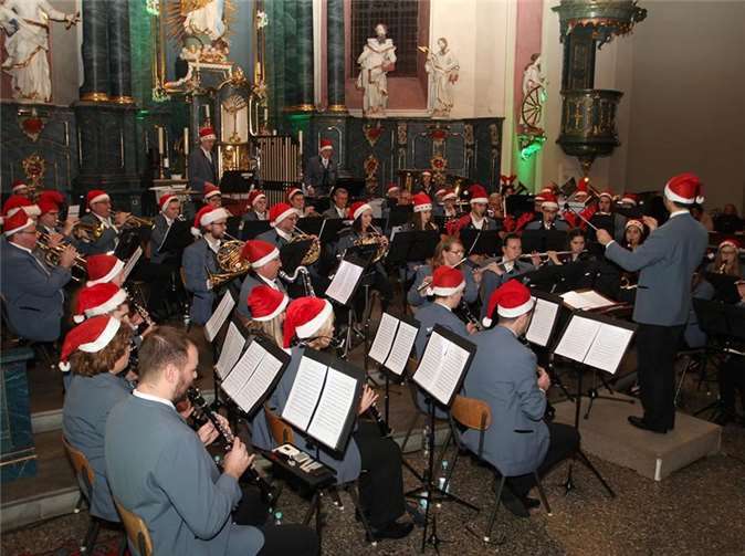 Passend zur Vorweihnachtszeit trugen die Mitglieder des Musikvereins Nikolausmützen.privat